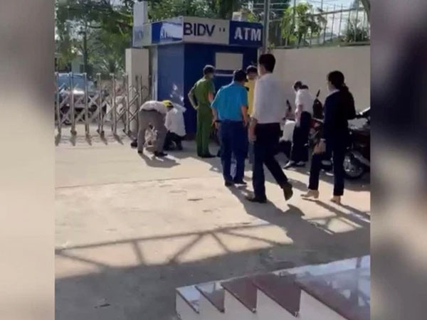 Vụ cướp ngân hàng ở Bình Dương: Nghi phạm giơ súng hô to 'cướp đây' rồi bóp cò nhưng súng không nổ