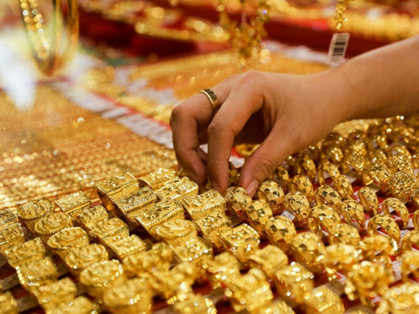 Vàng bám trụ 69,3 triệu đồng, vẫn cao hơn thế giới 15 triệu đồng/lượng