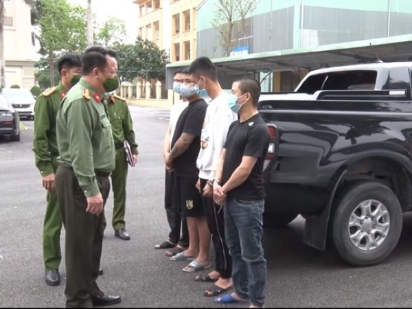 Thêm một nhóm 'vỡ nợ thích làm liều' sa lưới vì thuê ô tô đi cướp giật
