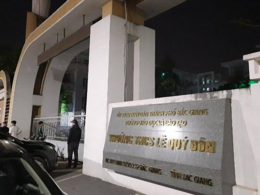 Nam giáo viên thể dục tử vong trong tư thế treo cổ tại trường