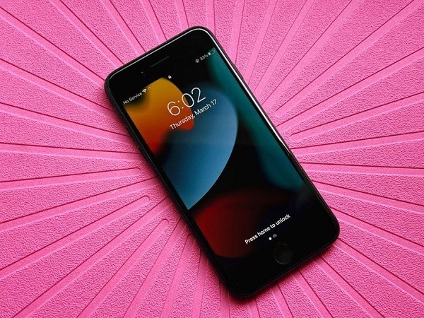 iPhone SE vừa ra mắt, Apple đã cắt giảm 20% sản lượng