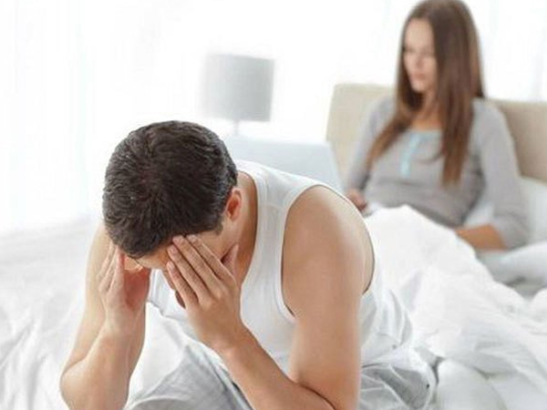 Cưới nhau 2 năm chưa một lần quan hệ thành công, anh chồng mặc cảm và sợ hãi mỗi khi gần gũi vợ