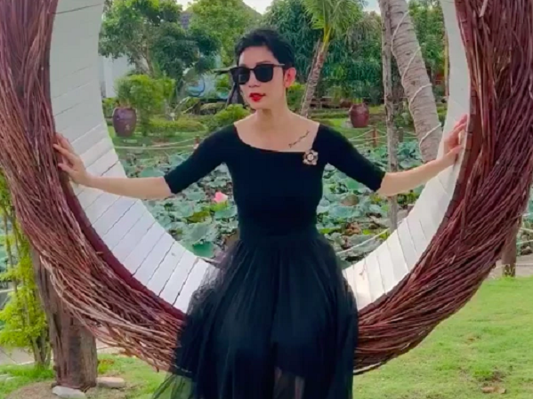 Xuân Lan đăng clip cà khịa: Ngồi xích đu xin phục vụ 1 bài hát, bài gì thì bật clip Hà Anh lên nghe nhé