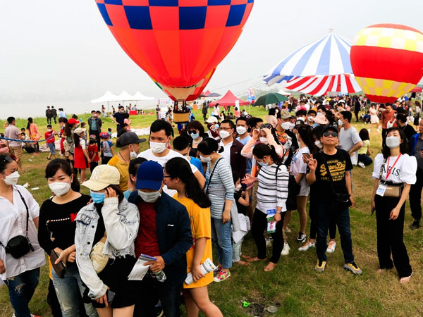 Hà Nội qua đỉnh dịch, các khu vui chơi đông nghịt trẻ em, vì sao vẫn 'đợi tiêm vắc xin mới cho trẻ tới trường'?