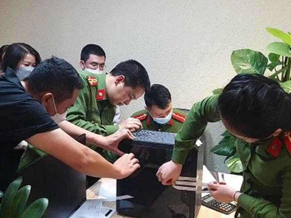 Những hình ảnh 'nóng' khám xét trụ sở FLC