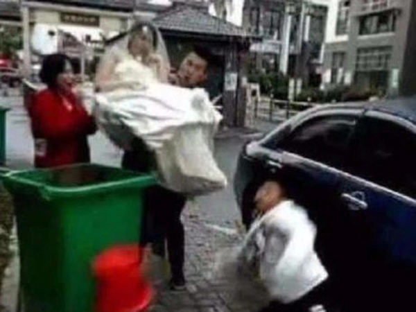 Choáng với cảnh chú rể ném cô dâu vào thùng rác ngay trong đám cưới, nghe lý do xong ai cũng đồng tình
