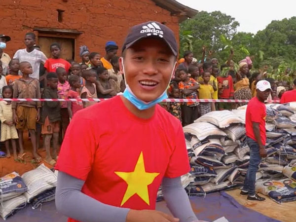 Bị đồn 'cá kiếm' khủng từ vùng đất châu Phi, Quang Linh Vlog nói gì?