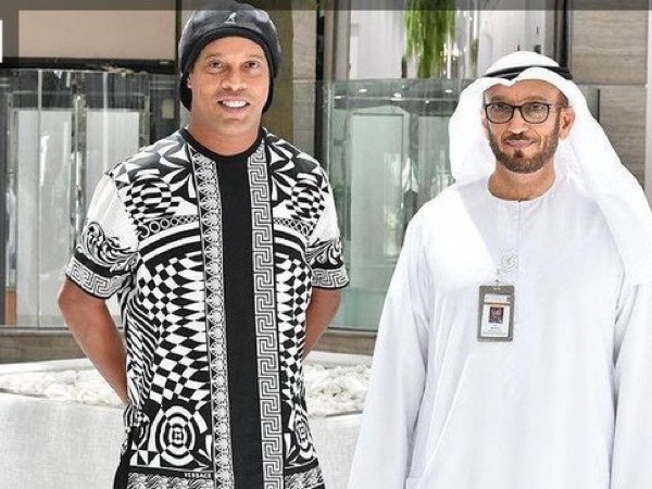 Đội bóng Indonesia chiêu mộ Ronaldinho bằng hợp đồng cực dị