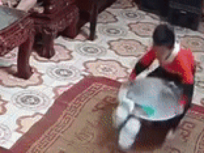 Thấy con trai bê mâm cơm bị đổ hết bát đĩa, ông bố không quát mắng mà quay sang làm điều này