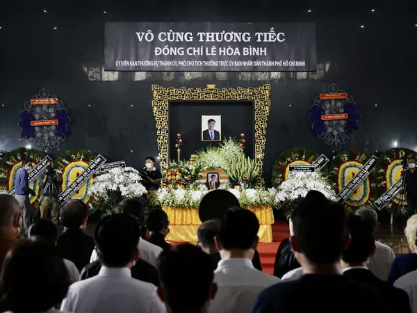 Hình ảnh Chủ tịch nước, lãnh đạo TP HCM viếng ông Lê Hòa Bình