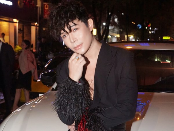 Nathan Lee gây sốc khi tuyên bố dùng thương hiệu độc quyền mới đăng ký để đặt tên cho WC công cộng