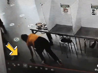 Vô tình nhặt được 'của rơi' trong nhà ăn công ty, nữ đồng nghiệp có hành động bất ngờ