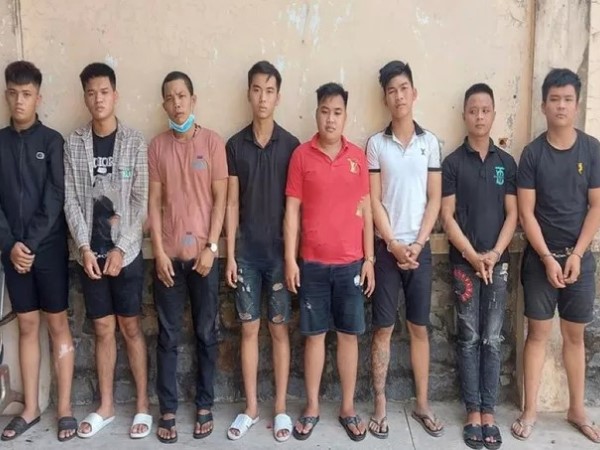 2 băng nhóm hỗn chiến bằng mã tấu, nổ súng trong đêm ở Biên Hoà