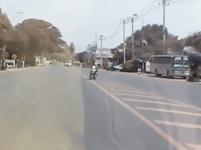 Clip: Chạy ngược chiều, phóng bạt mạng, thanh niên lao thẳng vào đầu ô tô như tự sát