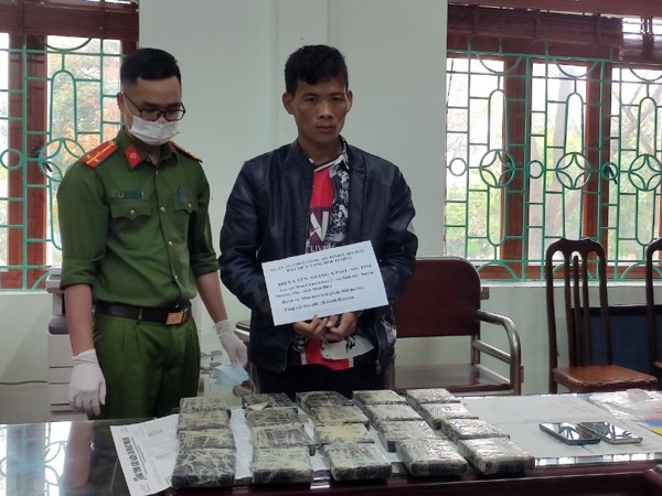 Dùng xe máy chở thuê 20 bánh heroin đi tiêu thụ