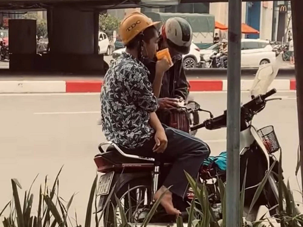 Clip cụ ông dừng xe rót nước cho cháu hút triệu like khiến MXH xúc động