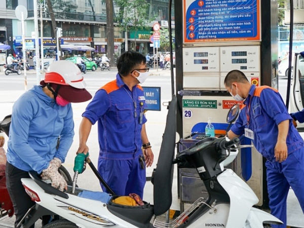 Vì sao giảm thuế môi trường 2.000 đồng nhưng giá xăng chỉ giảm hơn 1.000 đồng?