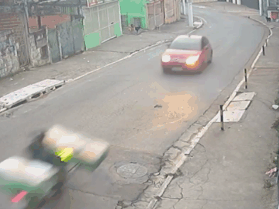 Clip: Lấn làn khi vào cua, ô tô húc người đi xe máy bay lên vỉa hè