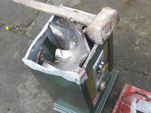 Phá két nhà cô ruột, vơ vét tài sản giấu trong nhà vệ sinh