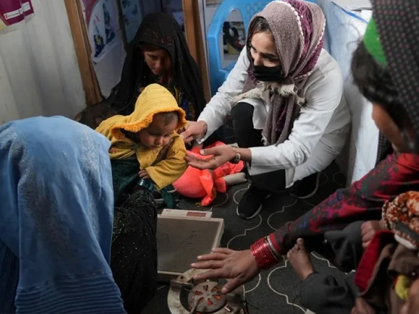 Dân nghèo Afghanistan bán con và bộ phận cơ thể do khủng hoảng kinh tế
