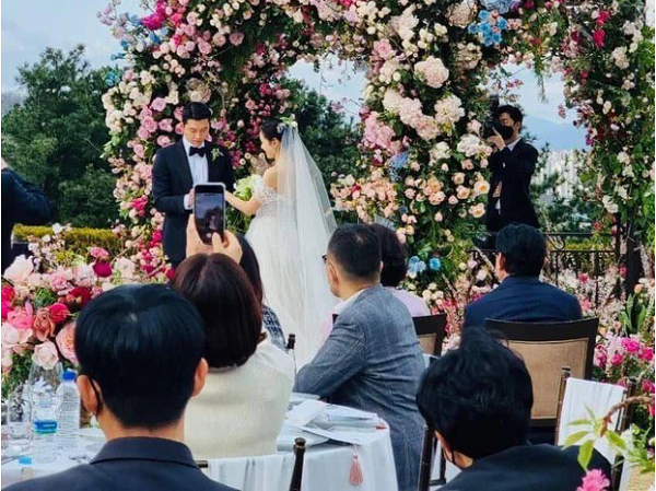 Ngã ngửa với sự thật đằng sau lời nhắn nhủ xúc động của bố Son Ye Jin tới Hyun Bin trong đám cưới, fan ngán ngẩm than 'Quá giới hạn rồi'