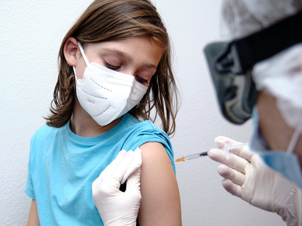 Phản ứng thường gặp ở trẻ từ 5- 11 tuổi khi tiêm vaccine COVID-19 và những dấu hiệu cha mẹ cần đưa con đi viện ngay
