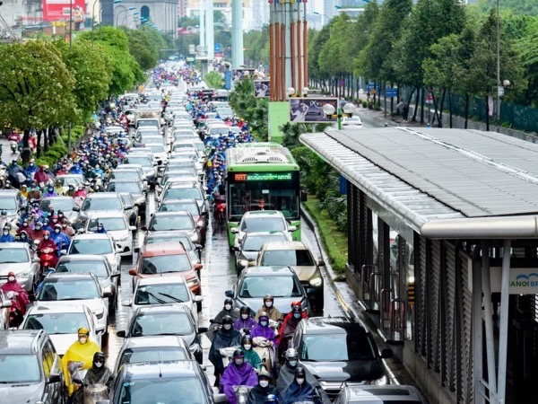 Xe buýt nhanh BRT 'bò' trên làn đường ưu tiên