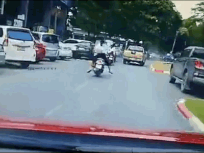 Clip: Lao như bay sang đường ngược chiều, ô tô húc văng 3 xe máy