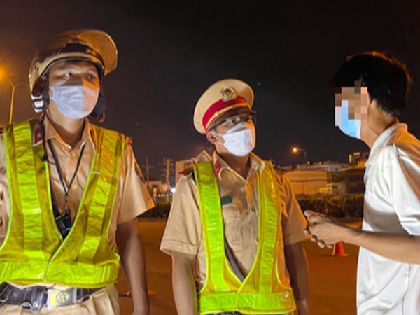 Bị CSGT kiểm tra nồng độ cồn, người vi phạm: '100 triệu đồng cũng đóng nhưng sếp phải chứng minh'