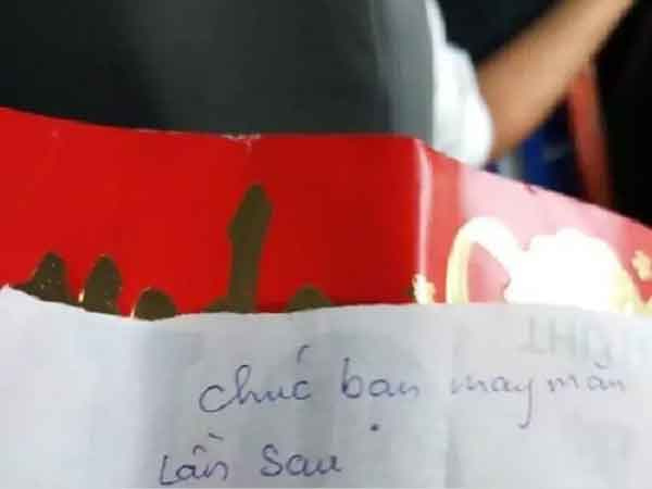 Thanh niên 'méo mặt' vì nhận lì xì 'nát hết cả duyên' sau khi bê tráp