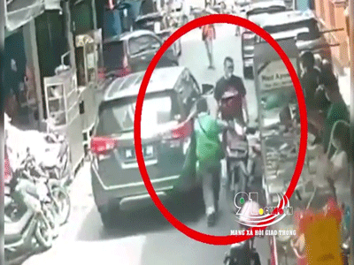 Video: Tài xế ôtô bị lái xe công nghệ đánh hội đồng sau một cái gõ cửa