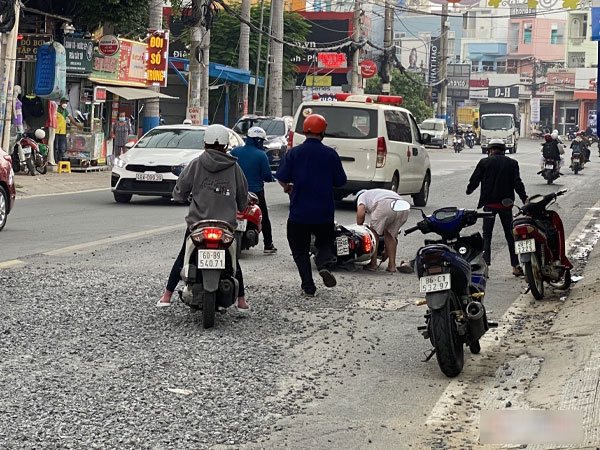 Người dân ngã nhào khi qua công trình dự án xóa ngập ở TP Thủ Đức