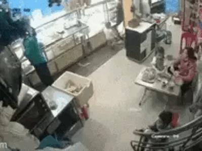 Kinh hoàng: Ôtô 'điên' lao vào tiệm bánh mì, nhiều người bị thương
