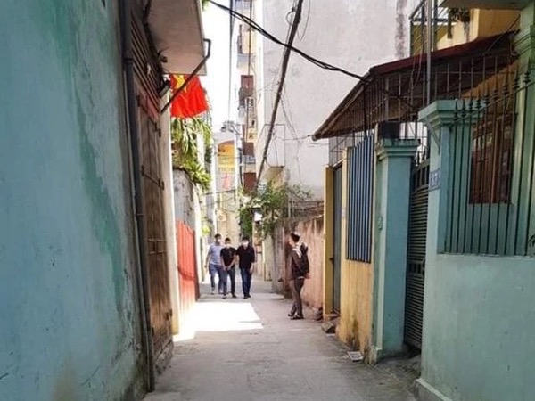 Kề dao vào cổ nữ sinh cướp điện thoại, còn ép đọc mật khẩu