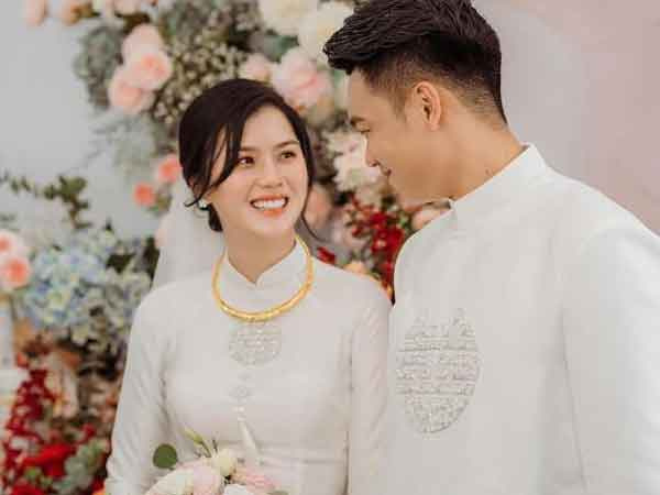 Trung vệ Thành Chung và bạn gái hot girl đã gửi thiệp mời, ngày trọng đại được tổ chức ở Hà Nội