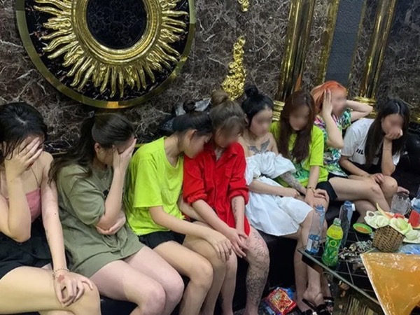 Vây bắt 16 dân chơi ‘bay lắc’ trong quán karaoke, một nửa là các 'chân dài'