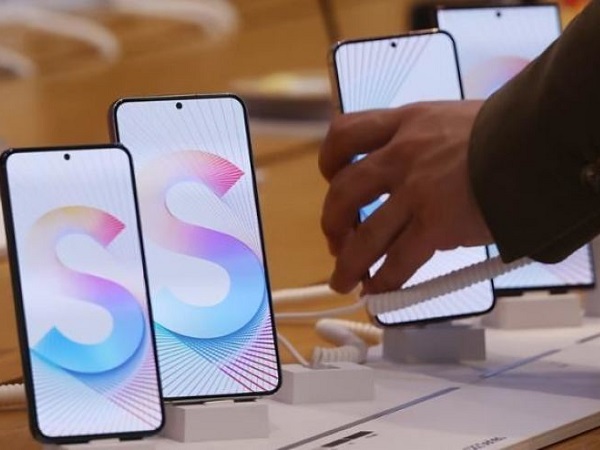 Hậu bê bối 'bóp' hiệu suất, giá Galaxy S22 giảm sâu ngay trên sân nhà