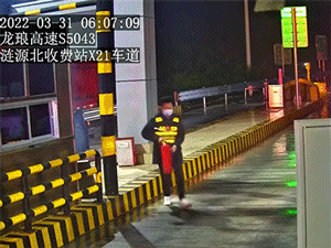 Nhân viên trạm thu phí gặp tai nạn kinh hoàng khi giúp lái xe dập lửa