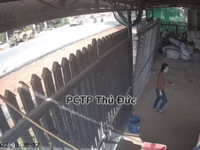 Kinh hoàng clip người phụ nữ lững thững đi vào nhà thì bị cổng sắt đổ sập đè trúng người