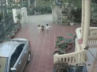 Clip: Con chó hung hăng vồ 2 bé gái chơi trước cửa nhà, người mẹ phản ứng nhanh bằng một vật