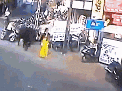 Clip: Đang đi bộ, người phụ nữ bị bò 'điên' húc văng lên không trung