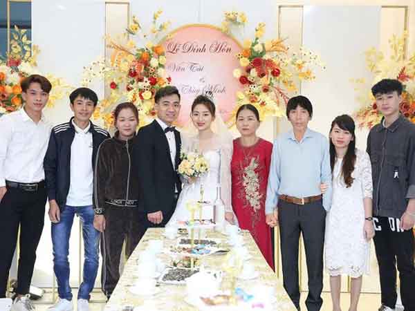 Rớt nước mắt trước lời thỉnh cầu của chàng trai nhờ ghép ảnh người cha quá cố vào ảnh cưới em gái