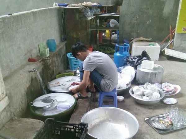 Lần đầu về ra mắt nhà bạn gái bị 'lừa' rửa một mình 8 mâm bát, nam thanh niên mếu máo đăng đàn 'bóc phốt' thì nhận được lời khuyên cực uy tín