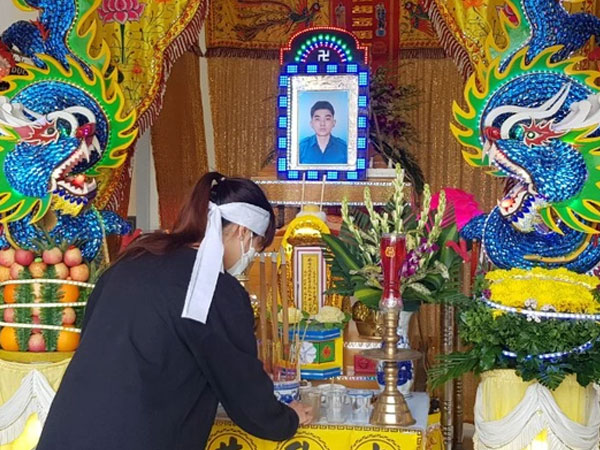 Đám tang đẫm nước mắt của nam dân quân 21 tuổi bị đâm chết khi đang điều tiết giao thông