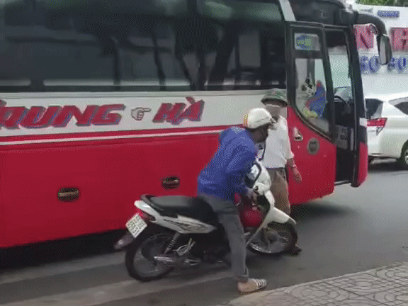 Hùng hổ chặn đầu xe máy khiêu khích, người đàn ông bị đuổi đánh phải lao lên ô tô khách thoát thân