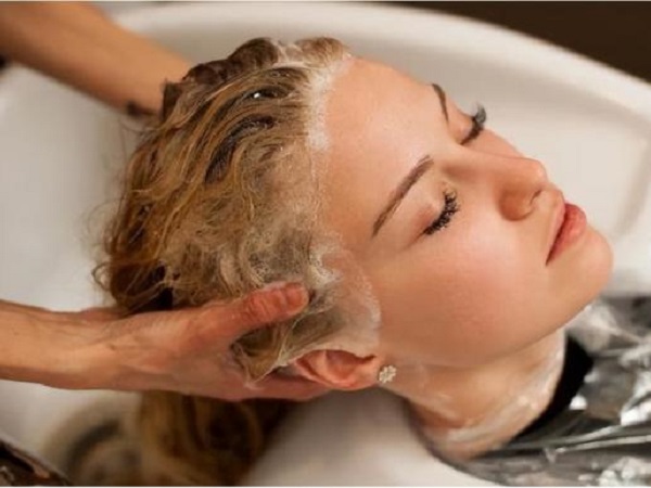 Gội đầu buổi sáng và gội đầu buổi tối, cái nào hại hơn? Nên gội đầu như thế nào mới tốt cho sức khỏe?