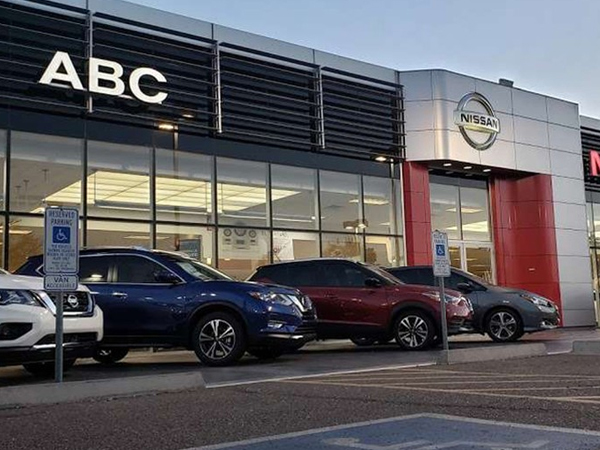 Đại lý Nissan bị phạt gần 11 tỷ đồng vì ép khách mua xe kèm 'lạc'