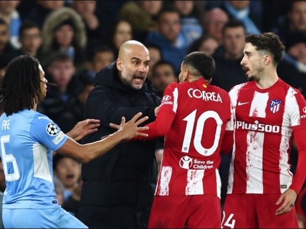 Pep Guardiola nổi đóa khi học trò bị sút vào bóng vào mặt