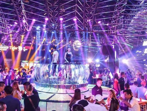 Hà Nội cho phép dịch vụ karaoke, massage, quán bar... mở lại từ 8/4