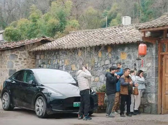 Ngôi làng miền núi hẻo lánh ở Trung Quốc mua hơn 40 xe điện Tesla để... đi bán hàng rong